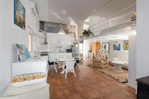 a kitchen and living room with a table and chairs at Apartment Croatia Art in Drasnice