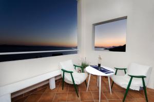 Habitación con mesa, sillas y ventana en Apartment Croatia Art, en Drasnice