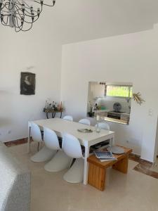 un tavolo bianco e sedie in soggiorno di Casa Strack a Estepona