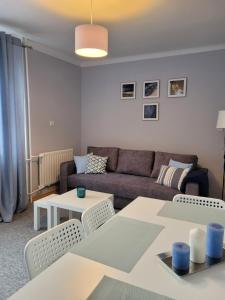 uma sala de estar com um sofá e uma mesa em Apartament City Center em Lańcut