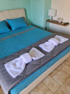 A bed or beds in a room at Seaside Apartment in Xilokastro - Thalassa Blue by Booking Kottas