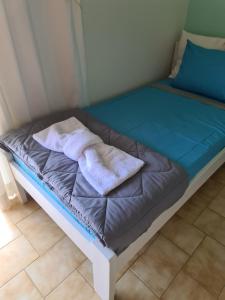 A bed or beds in a room at Seaside Apartment in Xilokastro - Thalassa Blue by Booking Kottas