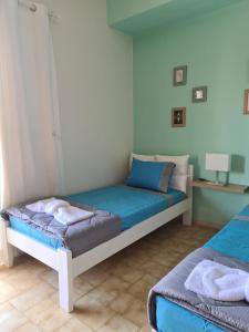 A bed or beds in a room at Seaside Apartment in Xilokastro - Thalassa Blue by Booking Kottas