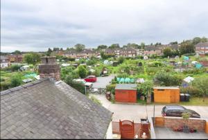 une vue aérienne sur une ville avec un parking dans l'établissement Stonefall Home Stay, à Harrogate