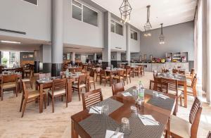 Ein Restaurant oder anderes Speiselokal in der Unterkunft Wazo Hotel 