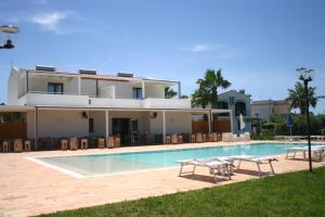 Bazén v ubytování Oasi Guzzetta Hotel&Case Vacanze nebo v jeho okolí