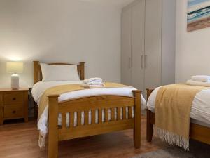 sypialnia z 2 łóżkami i stołem z lampką w obiekcie Whitehorse House w mieście Donegal