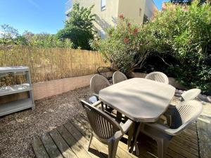 Zdjęcie z galerii obiektu SUPERBE APPARTEMENT EN REZ DE JARDIN AVEC PARKING w Cap d'Agde
