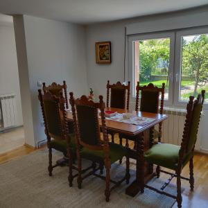 uma sala de jantar com uma mesa de madeira e cadeiras em Big 70m2 apartment with free parking em Belgrado