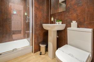 諾丁漢的住宿－The Birchover Residences Trent Bridge，浴室配有卫生间、盥洗盆和淋浴。