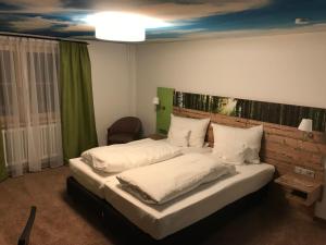 Postel nebo postele na pokoji v ubytování Hotel Schöne Aussicht