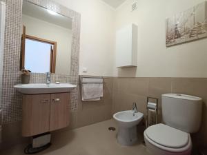 un bagno con un water bianco e un lavandino di Royal Cabanas Beach by Amandio Batista a Cabanas de Tavira