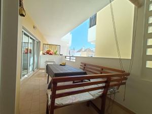 una sala da pranzo con tavolo e panca di Royal Cabanas Beach by Amandio Batista a Cabanas de Tavira