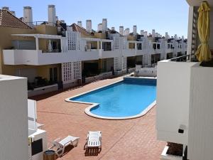 una piscina sul lato di un edificio di Royal Cabanas Beach by Amandio Batista a Cabanas de Tavira