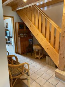 escalera en una sala de estar con silla en Ferienhaus im Waldferiendorf Regen, en Regen