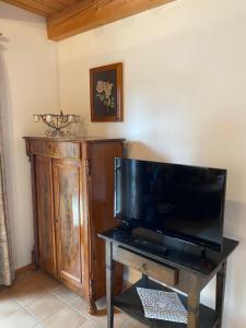 a living room with a tv and a table with a television at Ferienhaus im Waldferiendorf Regen in Regen