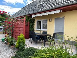 a patio with a table and chairs in front of a house at Ferienwohnung Käthchen in Stendal