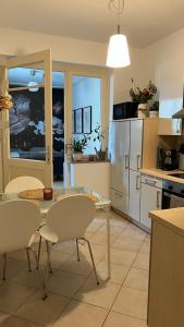 a kitchen and dining room with a table and chairs at Designerwohnung Afrika sehr zentral gelegen in Hannover