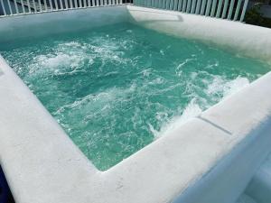 a pool of water in a bath tub at Casa Mediterranea Jacuzzi riscaldata con Caminetto in Specchiolla