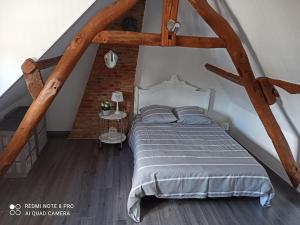 Postel nebo postele na pokoji v ubytování Le petit palais de NaCo aux portes d'Etretat