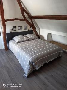 Postel nebo postele na pokoji v ubytování Le petit palais de NaCo aux portes d'Etretat