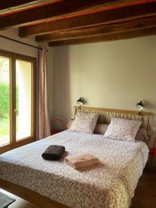 1 dormitorio con 1 cama con 2 toallas en Gîte entre Loire et Campagne, en Saint-Martin-sur-Ocre