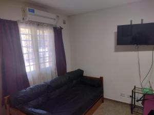 Μια τηλεόραση ή/και κέντρο ψυχαγωγίας στο Departamento en Loma Hermosa cercano a Palomar