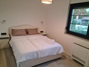 Un pat sau paturi într-o cameră la Appartments Akrapovic