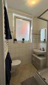 La salle de bains est pourvue de toilettes, d'un lavabo et d'une fenêtre. dans l'établissement Designerwohnung Afrika sehr zentral gelegen, à Hanovre