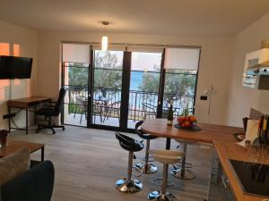 Appartments Akrapovic的休息区