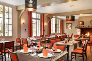 Reštaurácia alebo iné gastronomické zariadenie v ubytovaní Logis Hôtel Restaurant Le Parc