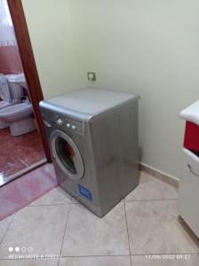 una lavatrice è seduta in bagno di Guesthouse Fatos Biti a Divjakë