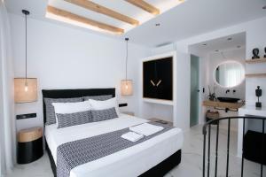 Un pat sau paturi într-o cameră la Black Concept Maisonette
