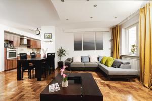 a living room with a couch and a table at Lumina I Spacious 3BR Apartment with Parking I Balcony I Warszawa Zachodnia in Warsaw