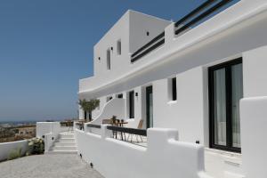 biały dom z widokiem na ocean w obiekcie Naxos White Concept w mieście Naksos
