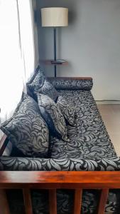 - un canapé avec des oreillers dans l'établissement La huerta, à Ushuaia