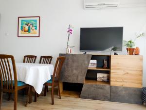 Televízia a/alebo spoločenská miestnosť v ubytovaní Novouređeni stan s balkonom i pogledom na more