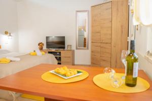 una habitación con una mesa con un plato de fruta. en Eleonora Apartments, en Zadar