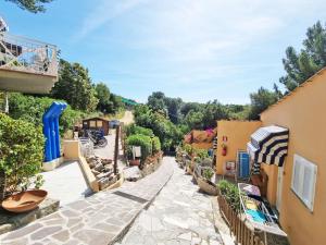 una strada vuota in un villaggio con edifici di VacanzaMareDUE 2 Residence a Campo nell'Elba