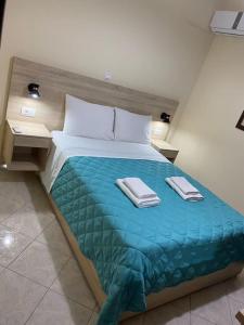 Posteľ alebo postele v izbe v ubytovaní Mavros Molos Seaside Apartment