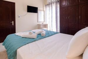 Posteľ alebo postele v izbe v ubytovaní Mavros Molos Seaside Apartment