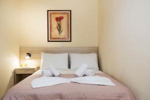 um quarto com uma cama com duas almofadas brancas em Mavros Molos Seaside Apartment em Kissamos