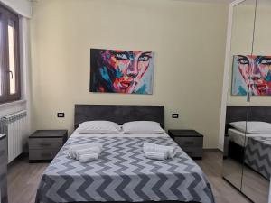 - une chambre avec un lit et deux peintures murales dans l'établissement B&b tra scirocco e tramontana, à Gallipoli