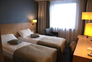 pokój hotelowy z dwoma łóżkami i oknem w obiekcie Hotel Lazur SPA & Conference w Kaliszu +19 zdjęć