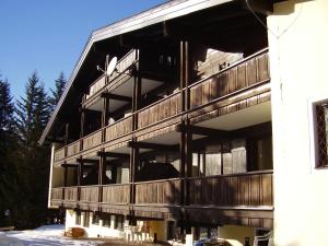 un edificio con balcones en un lateral en Appartementhaus Hochkönig 1 - Alpenrose, en Mühlbach am Hochkönig