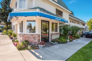 una tienda con toldo azul delante de un edificio en Motel 6-Rohnert Park, CA, en Rohnert Park