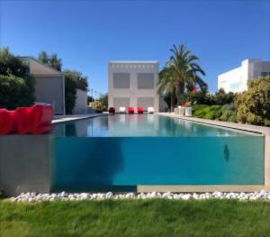 een zwembad in de tuin van een huis bij Villa VINNER 1 Wellness & SPA in Monopoli