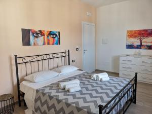 ガリポリにあるB&b tra scirocco e tramontanaのベッドルーム1室(ベッド1台、タオル2枚付)