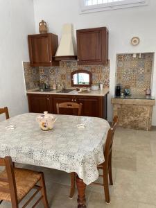 una cocina con una mesa con un tazón. en Casale Montereale, en Corato