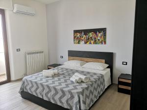 sypialnia z łóżkiem z dwoma ręcznikami w obiekcie B&b tra scirocco e tramontana w mieście Gallipoli